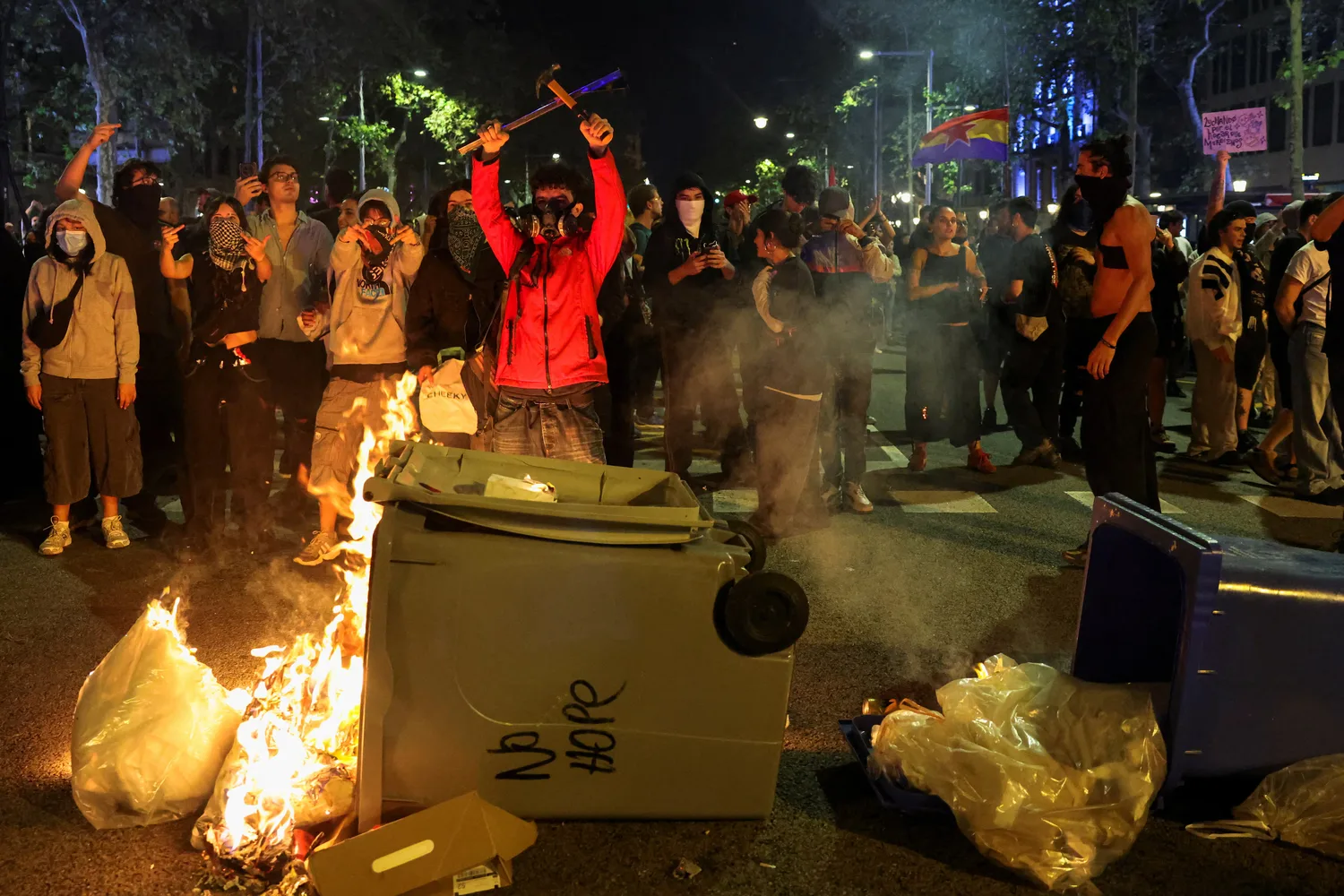 La protesta por la crisis de la vivienda acaba con incidentes y cargas policiales en el centro de Barcelona