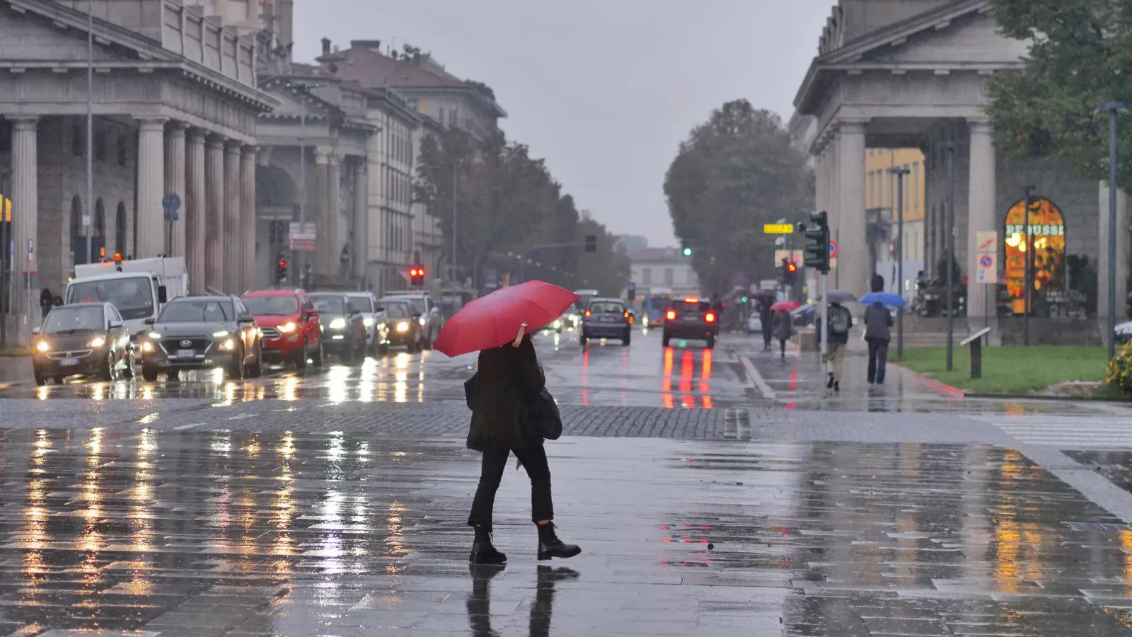 Meteo, tempesta in arrivo: violenti temporali e allerta gialla in 12 regioni