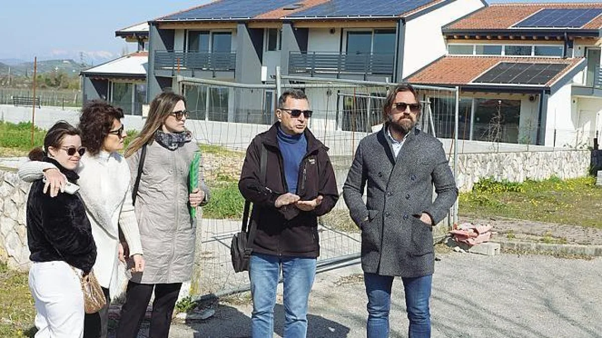 Truffa delle villette (già pagate), le case tornano all'asta. Le vittime: «Siamo esasperati, non ci dormiamo la notte»