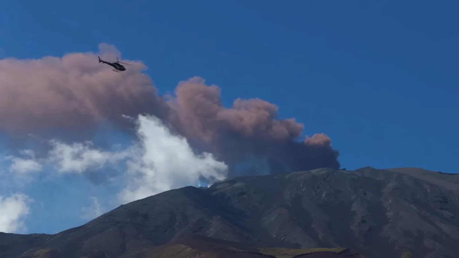 Etna, allerta rossa per i voli. Elicottero sorvola sul pennacchio di fumo del vulcano