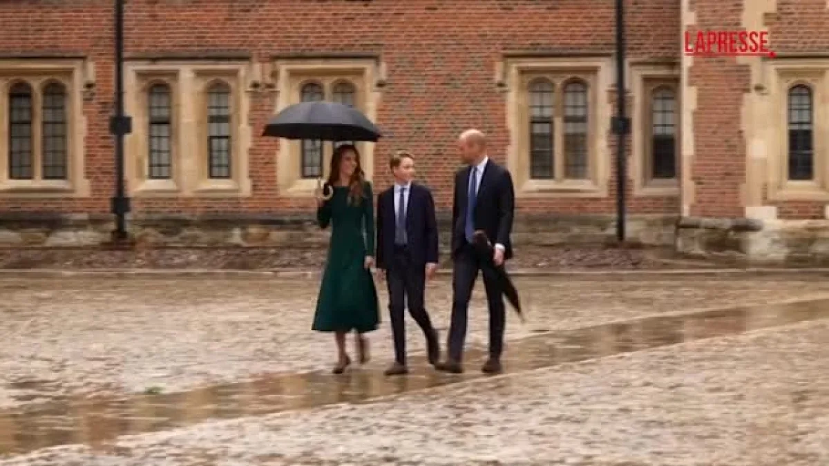 Primo giorno di scuola a Eton per George: il principe arriva con William e Kate