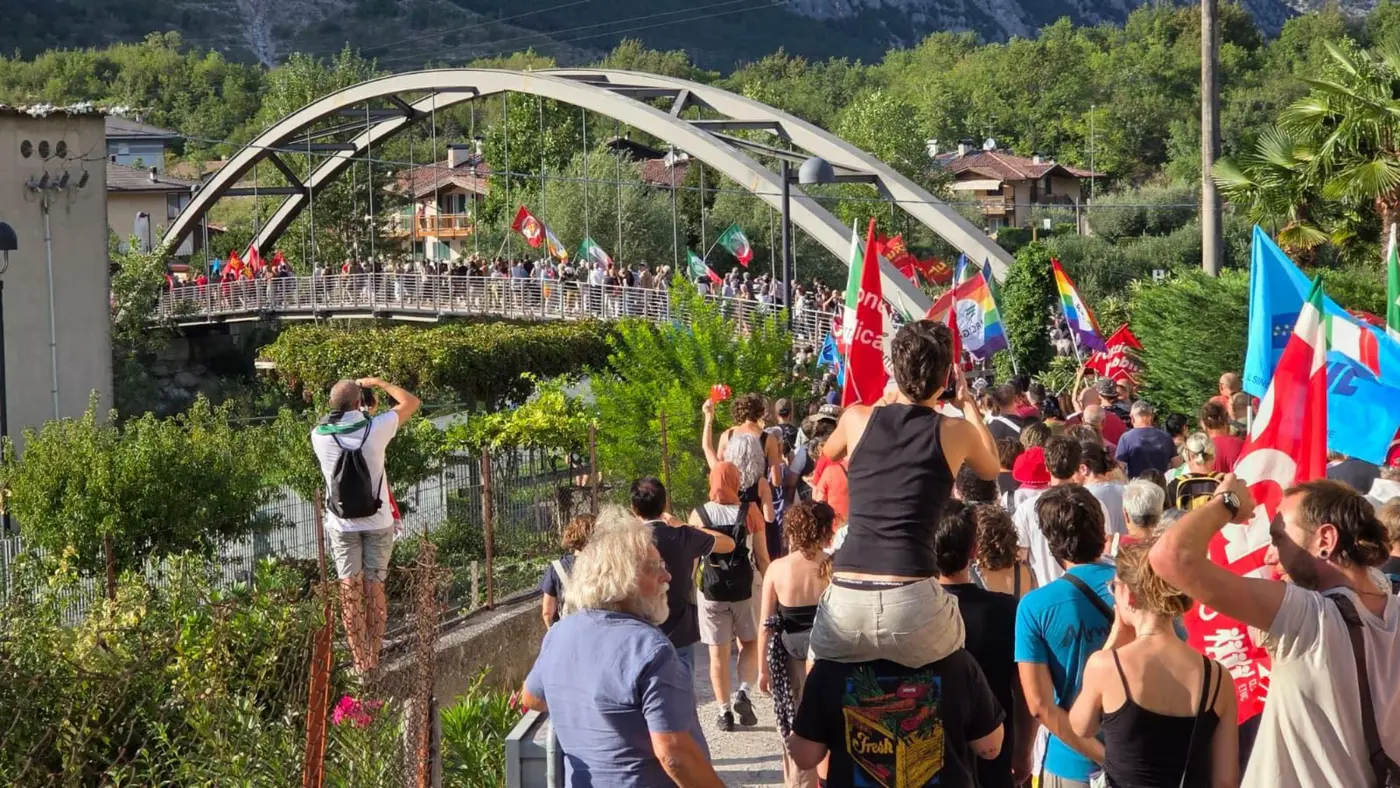 Raduno neonazista in Trentino, duemila persone in piazza per la contromanifestazione