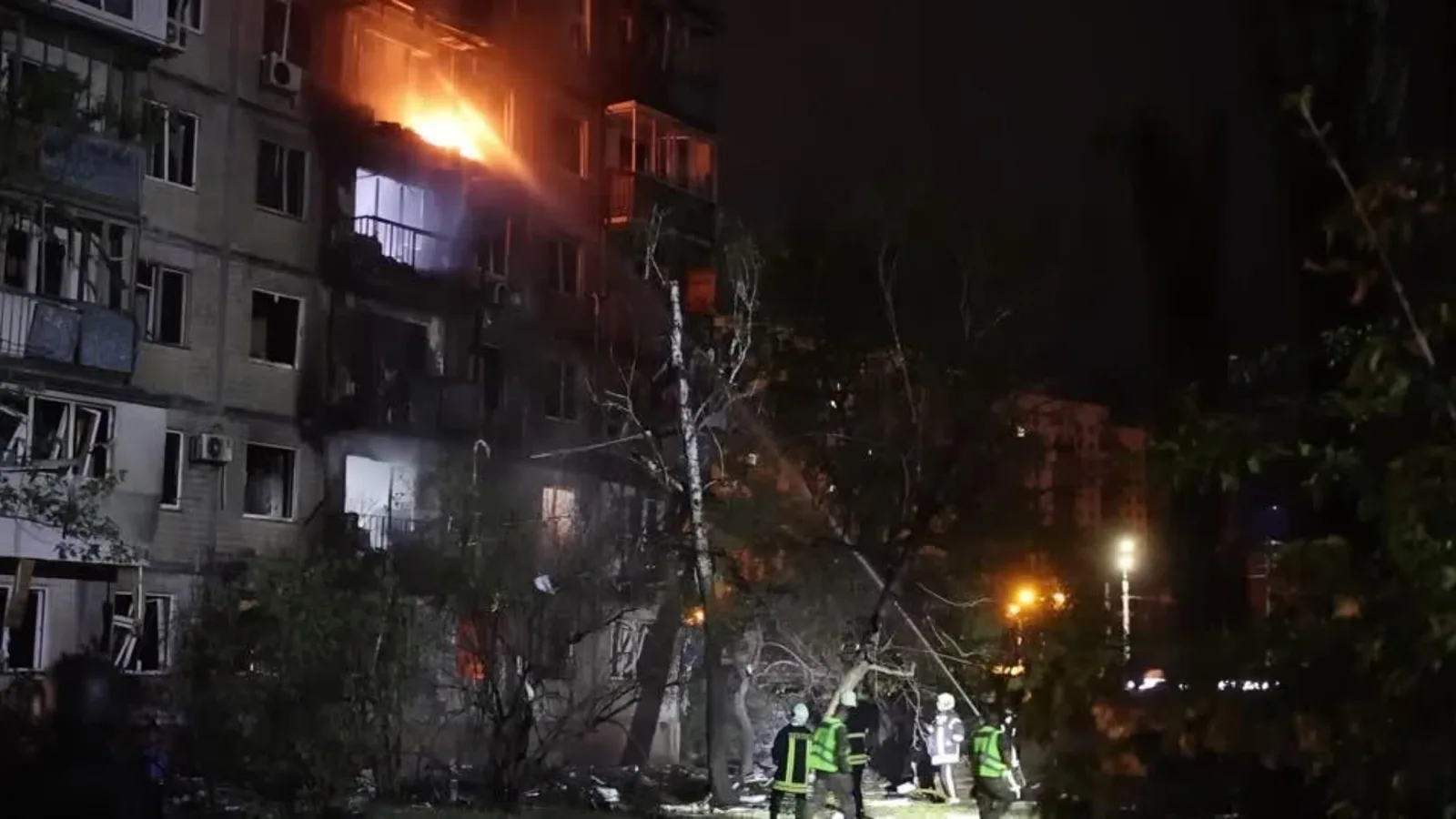 I soccorsi dopo gli attacchi aerei russi: otto feriti a Kiev, colpito un condominio