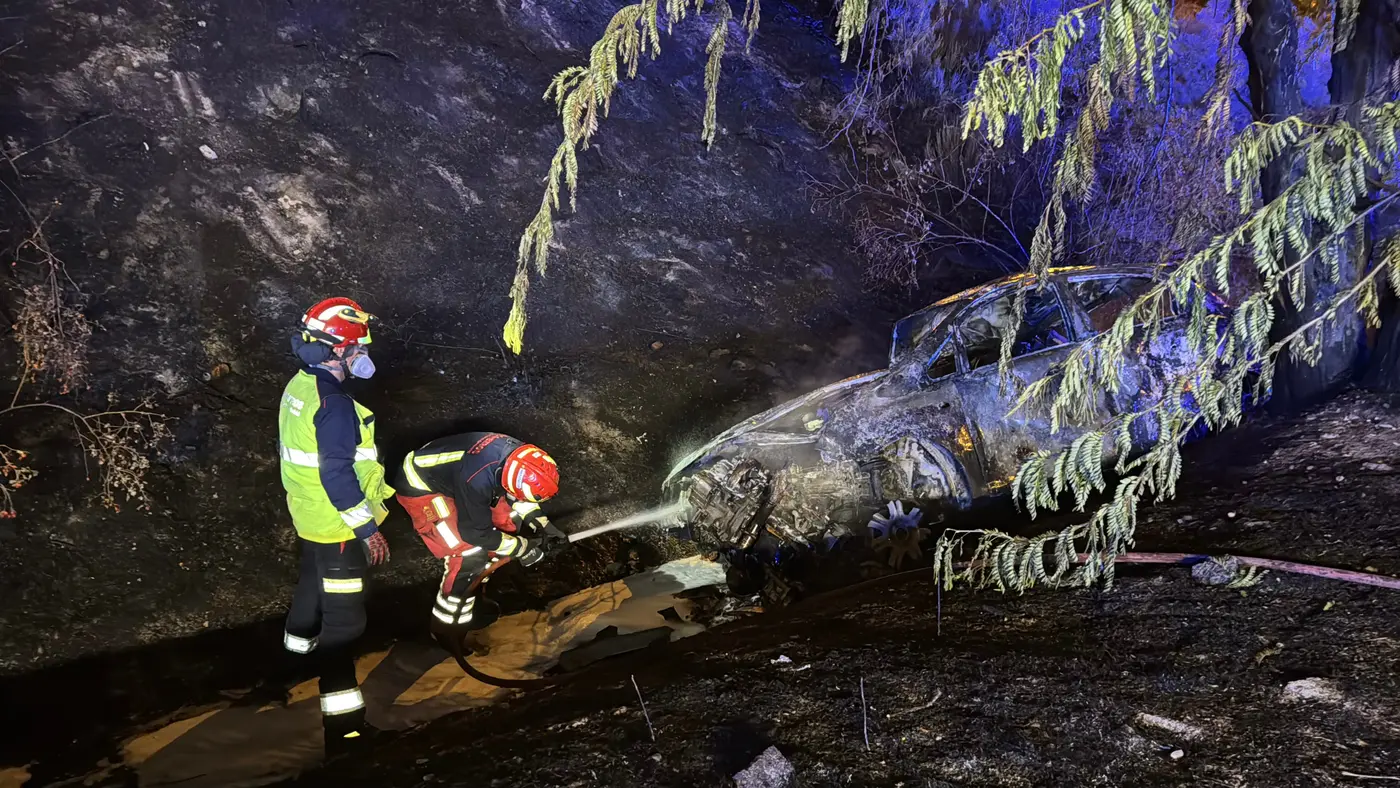 Cuatro jóvenes heridos al caer el coche en el que circulaban por un terraplén y arder en Pinto