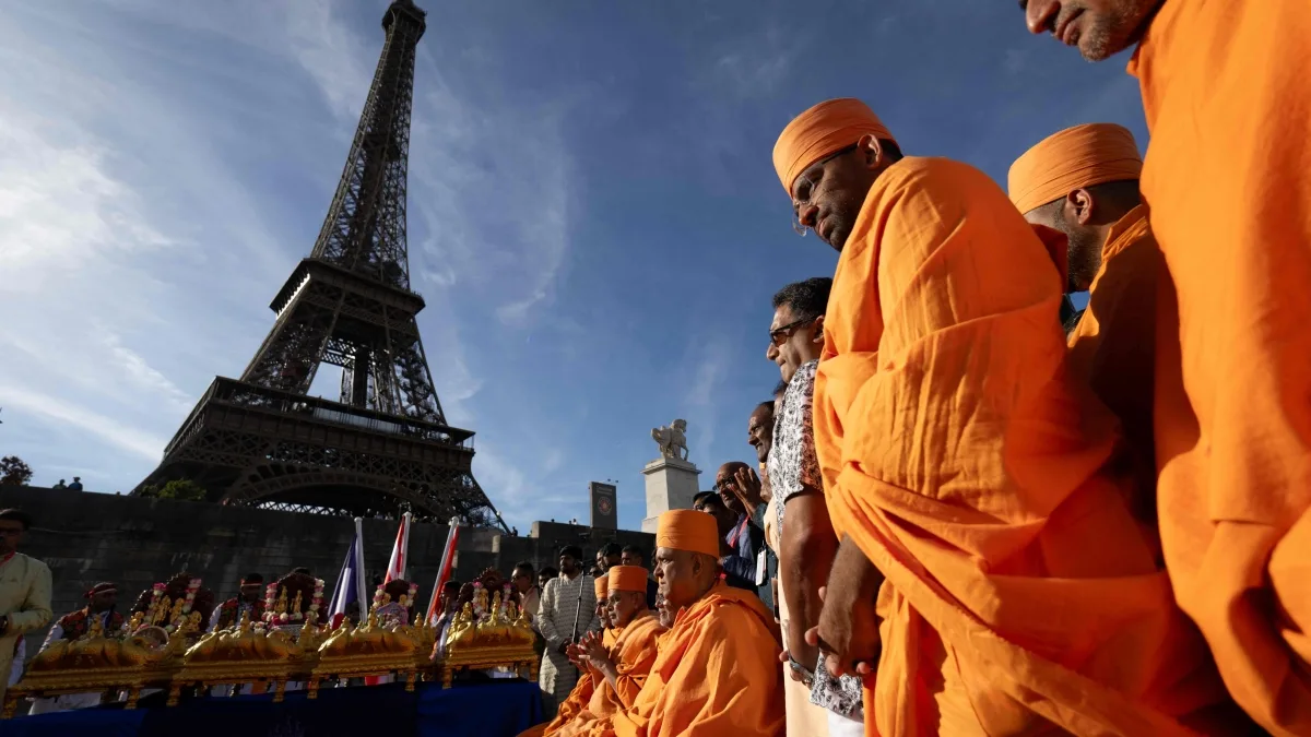 Parigi, Torre Eiffel chiusa per sciopero: «Alle dipendenti donne è stato ordinato di rendersi invisibili per accontentare una delegazione indù. È inaccettabile»