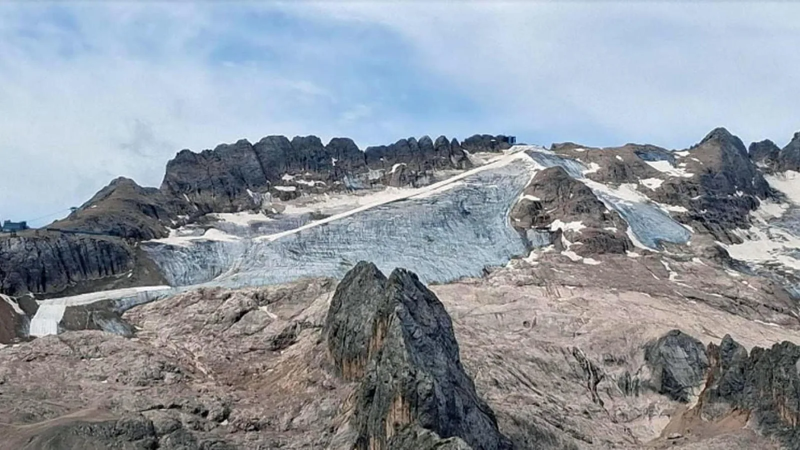 Nell’estate più calda, declino record dei ghiacciai: “Fra dieci anni non ci sarà più la Marmolada”