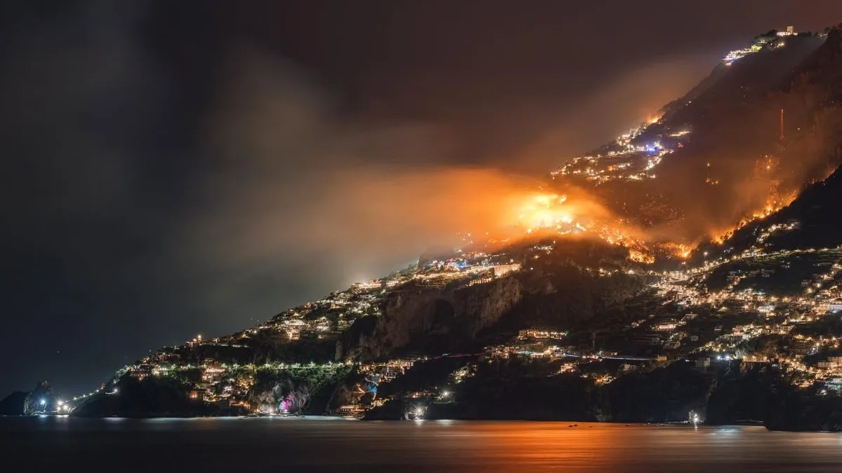 Costiera amalfitana distrutta dalle fiamme, i sindaci: «Incendio doloso, è stata un'azione criminale»