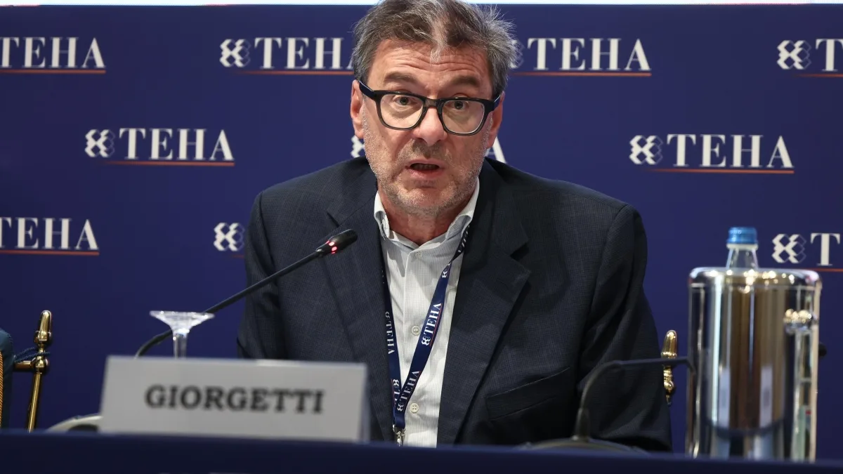 Giorgetti: «La barca-Italia è rimasta in galleggiamento». Poi punge: «Si può essere sovranisti sparandole grosse o facendo i fatti...»