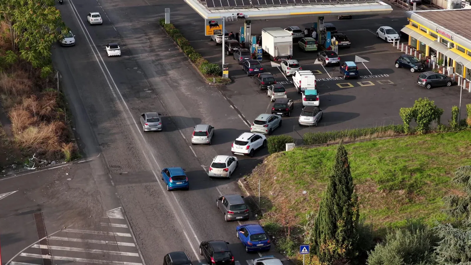 Auto in fila ai distributori di benzina, drone mostra le immagini dall'alto a Catania