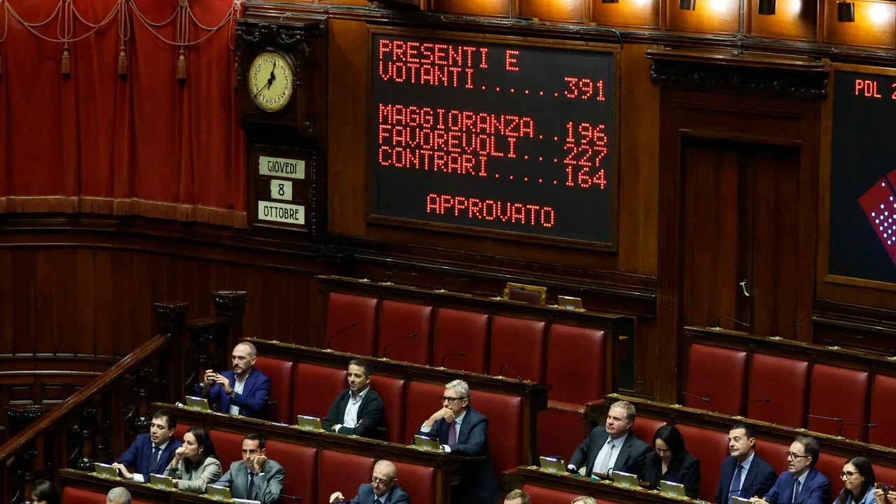 Ok della Camera con 227 sì alla riforma elettorale. L'opposizione: 'Una legge truffa'. Meloni: 'Avanti così'