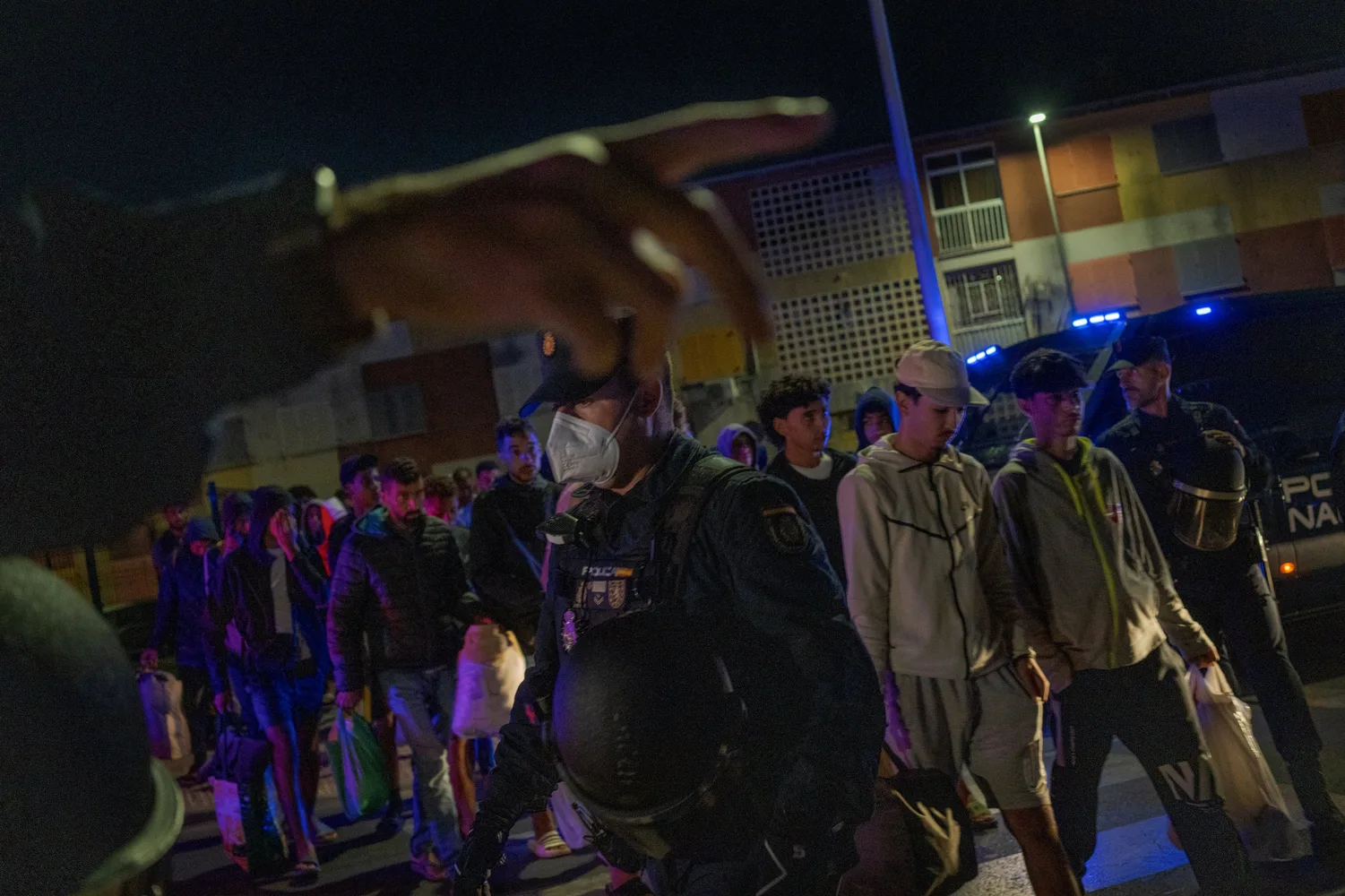 La Policía traslada a más de 800 migrantes a una nueva instalación: “¿Nos llevan a Marruecos?"