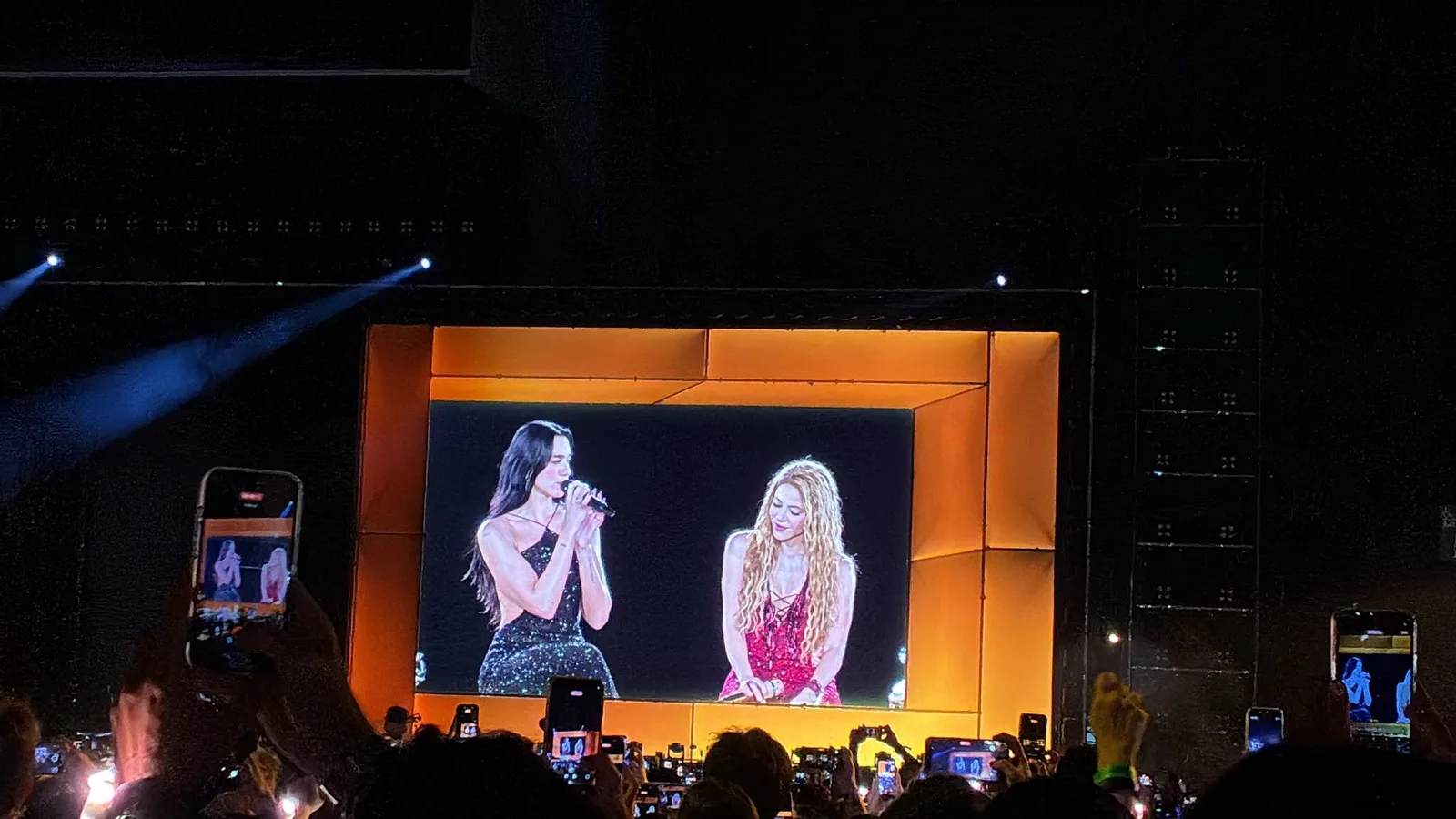 Dua Lipa canta con Shakira ‘Antología’ en el octavo concierto de la colombiana en Madrid