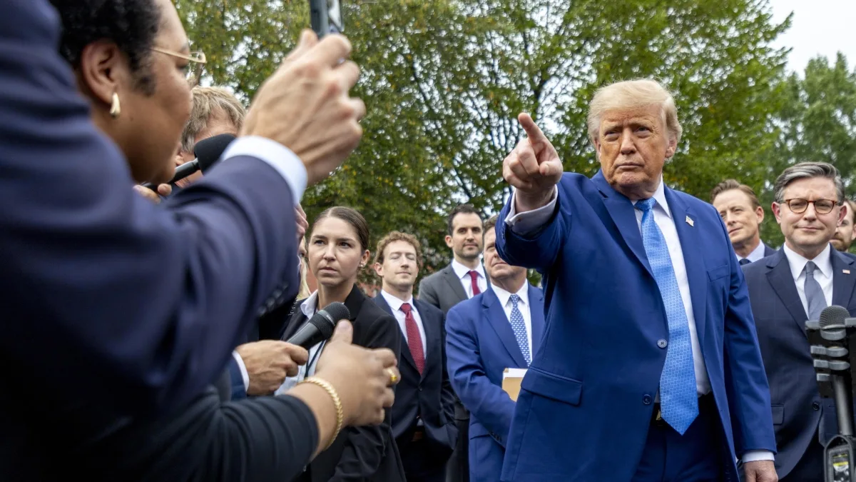 Ai, Trump gli cambia nome: negli Usa si chiamerà «Super Intelligenza». E con big della tecnologia firma un accordo
