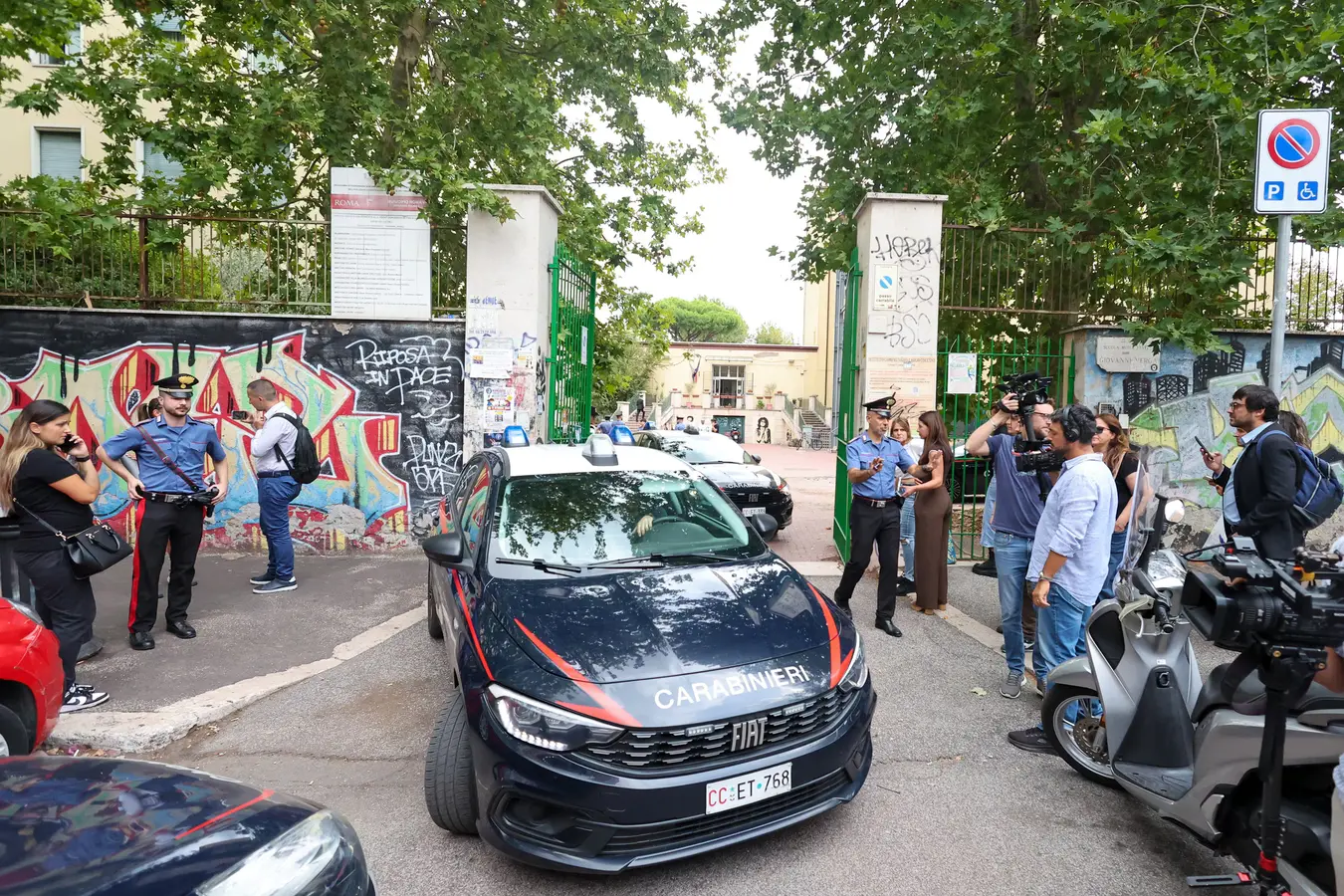 Un estudiante de 13 años apuñala a su profesora en Roma y graba el ataque
