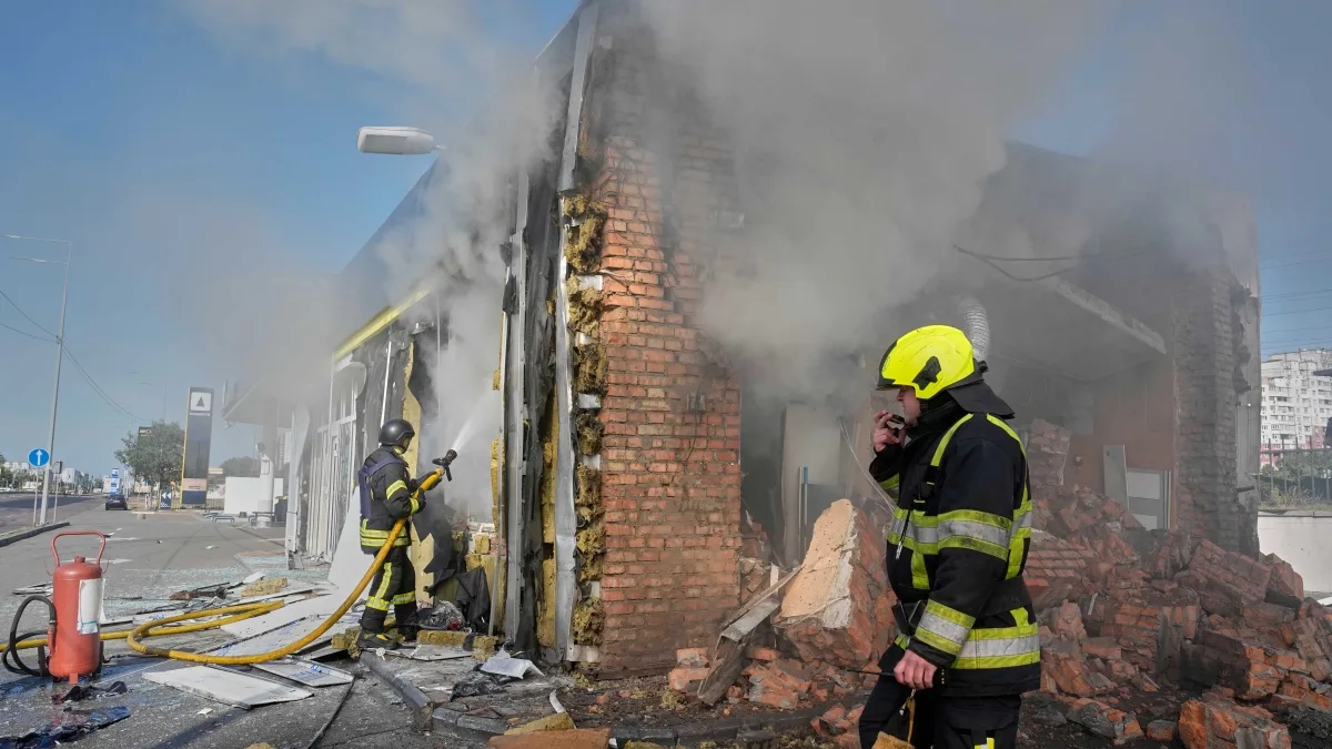 Kiev di nuoto sotto attacco: esplosioni nella notte. Nikopol: colpito un autobus di linea, morti e feriti