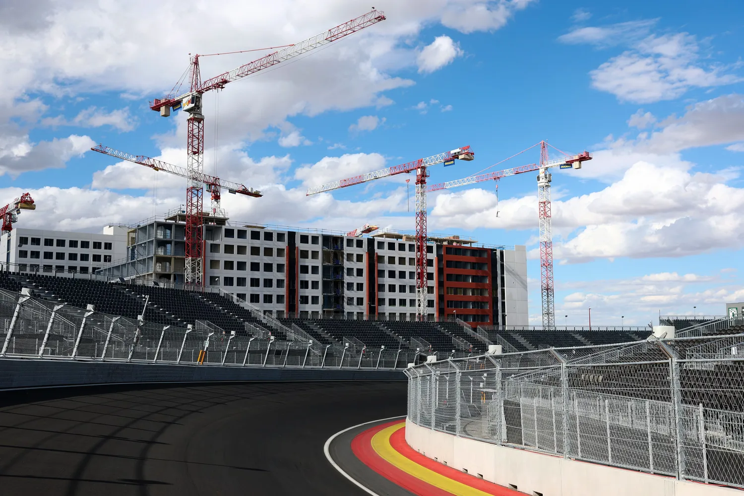 Choque entre el Ayuntamiento de Madrid y Consumo por los pisos turísticos de la F1