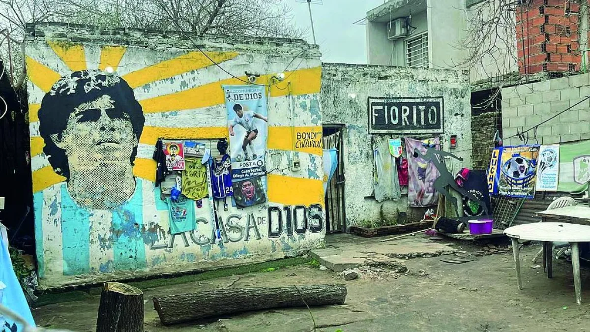 Maradona e i sei amici scomparsi. Ritorno a Villa Fiorito: «Il gol del secolo? Lo faceva già da bambino»