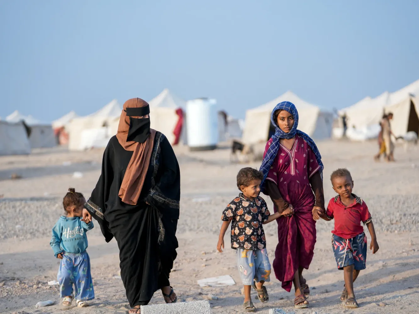 Houthis battle for strategic heights in Yemen as thousands more flee homes