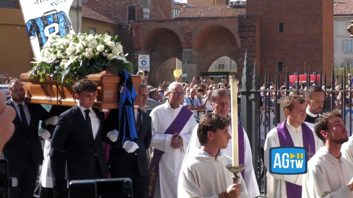 L’arrivo del feretro e i cori dei tifosi davanti a Sant'Ambrogio