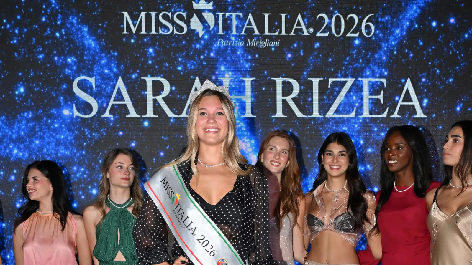 Miss Italia 2026 è Sarah Rizea, dal nuoto artistico allo scettro di bellezza