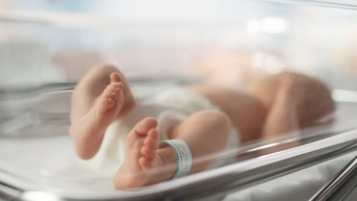 Parto record a Salerno. La mamma ha 59 anni, il papà 70: nata Francesca Pia, bambina di 4,5 kg