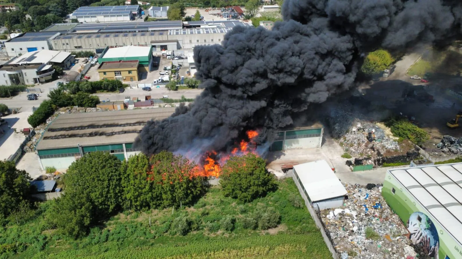 Incendio impianto stoccaggio rifiuti ad Airola, ancora focolai attivi
