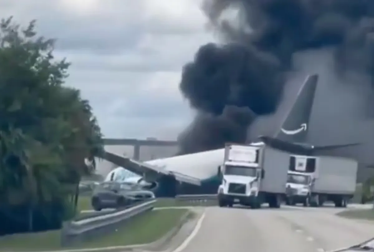 Un avión de carga de Amazon se sale de la pista y se estrella en el aeropuerto de Miami