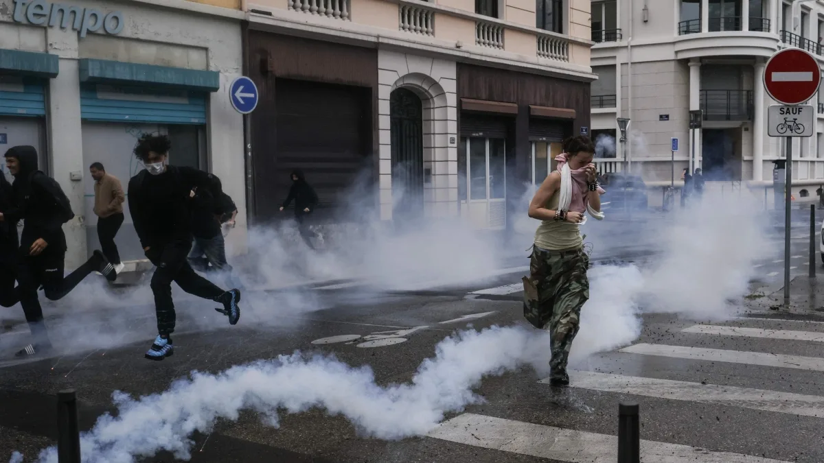 Mélenchon cavalca la protesta ed è costretto a difendersi: «Non sono io il regista»