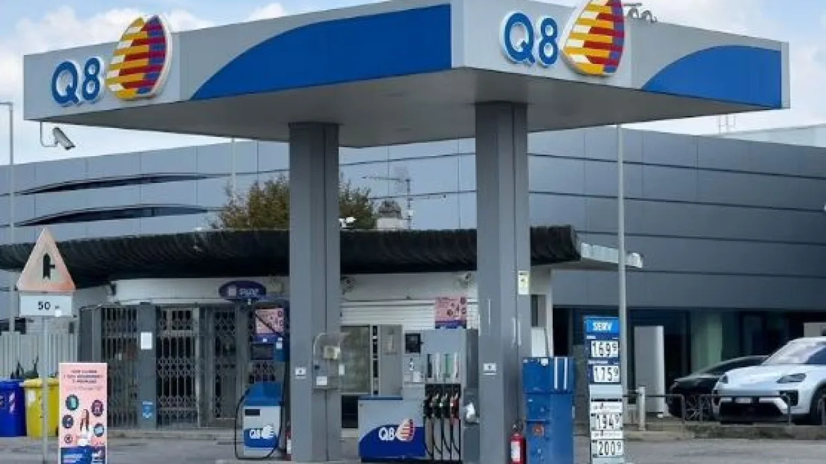 Anche Q8 abbassa i prezzi. La Ue: «Inverno impegnativo, prevediamo prezzi molto alti». Come risparmiare benzina e gasolio: i consigli utili