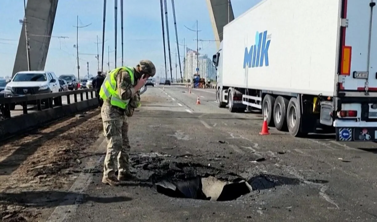 Ucraina: Merz a Kiev, colpito il ponte Nord. Mosca: 'Combatteremo per lo 0,01 del Donetsk'