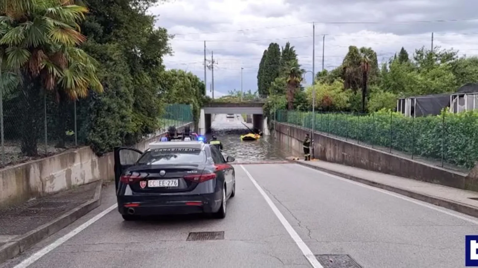 Intrappolata in auto nel sottopasso allagato: soccorsa dai carabinieri ma non c'è nulla da fare