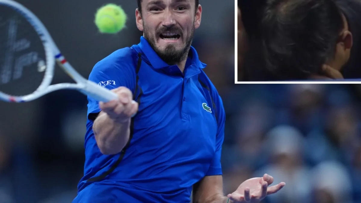 Medvedev colpisce uno spettatore nell'occhio con una pallina e viene squalificato. Djokovic in finale a Pechino