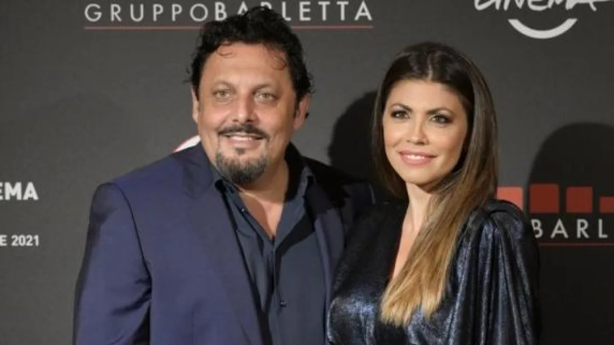 Enrico Brignano: i primi spettacoli davanti ai pendolari, il provino con Gigi Proietti, chi è la moglie Flora Canto