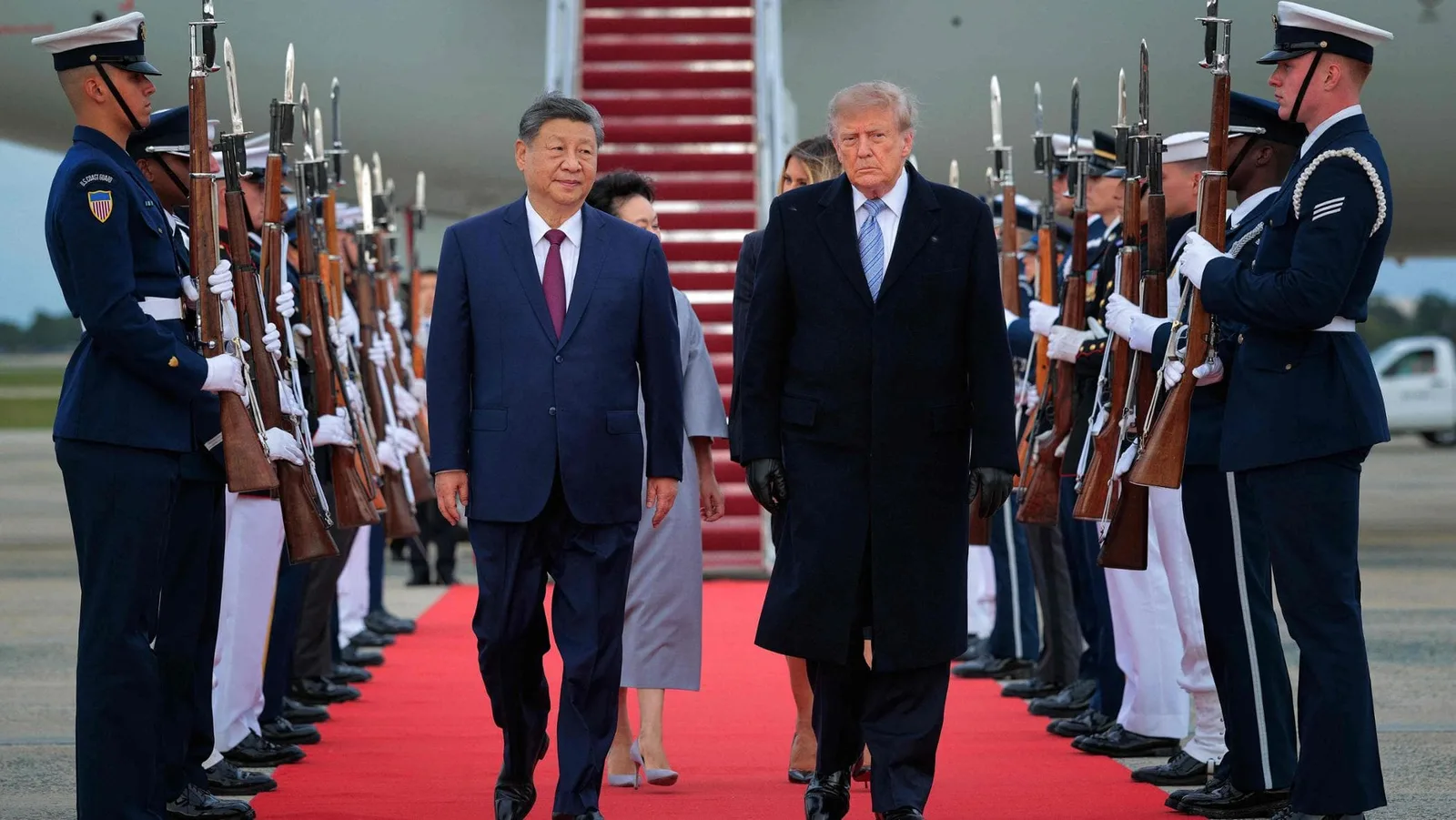 Per Xi accoglienza con tappeto rosso: Trump cerca sponde su Iran, IA e dazi