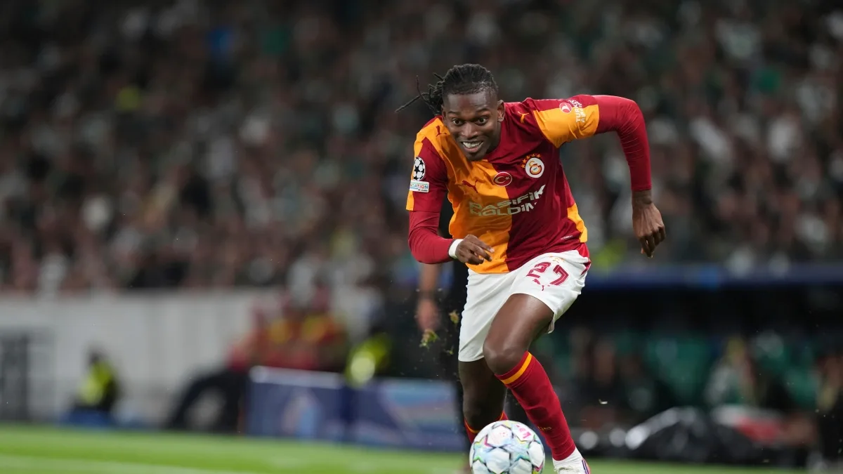 Leao, avvio disastroso con il Galatasaray. Tifosi furiosi: «Ma questo ride mentre corre? Mancanza di serietà»