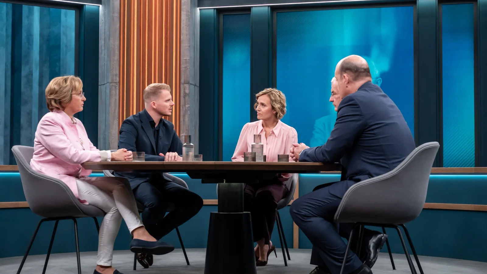 TV-Kritik Miosga: Von Storch schaut zu, wie die Koalition ihr AfD-Papier erfüllt