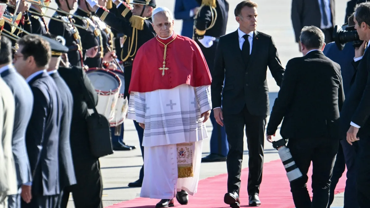 Il Papa in Francia: Macron lo accoglie con Brigitte. La battuta al reporter della Cnn: «Esclusi dalla Casa Bianca? Io sono contento che voi siate qui»
