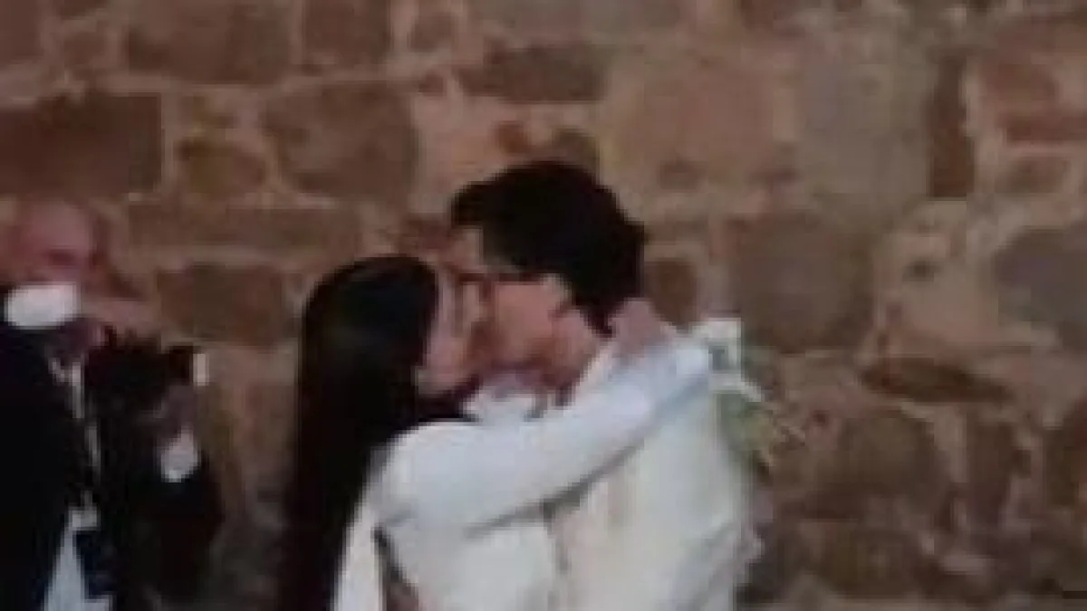 Damiano David e Dove Cameron sposi a Montalcino: abiti bianchi, il rito tradotto in inglese, folla di ospiti e fan, la festa nel resort di lusso