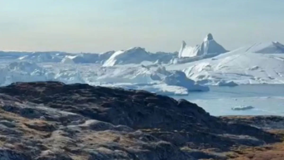 A Ilulissat tra i ghiacchi che si sciolgono: in Groenlandia il climate change preoccupa quanto le mire di Trump sull'Artico (ma il turismo cresce)