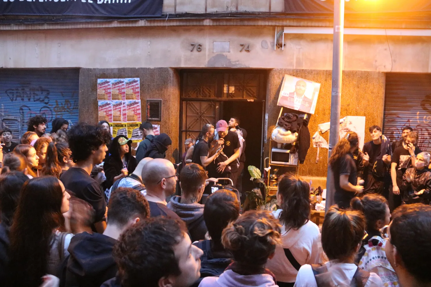 Más de un centenar de personas se concentran para paralizar un macrodesahucio en Sant Andreu