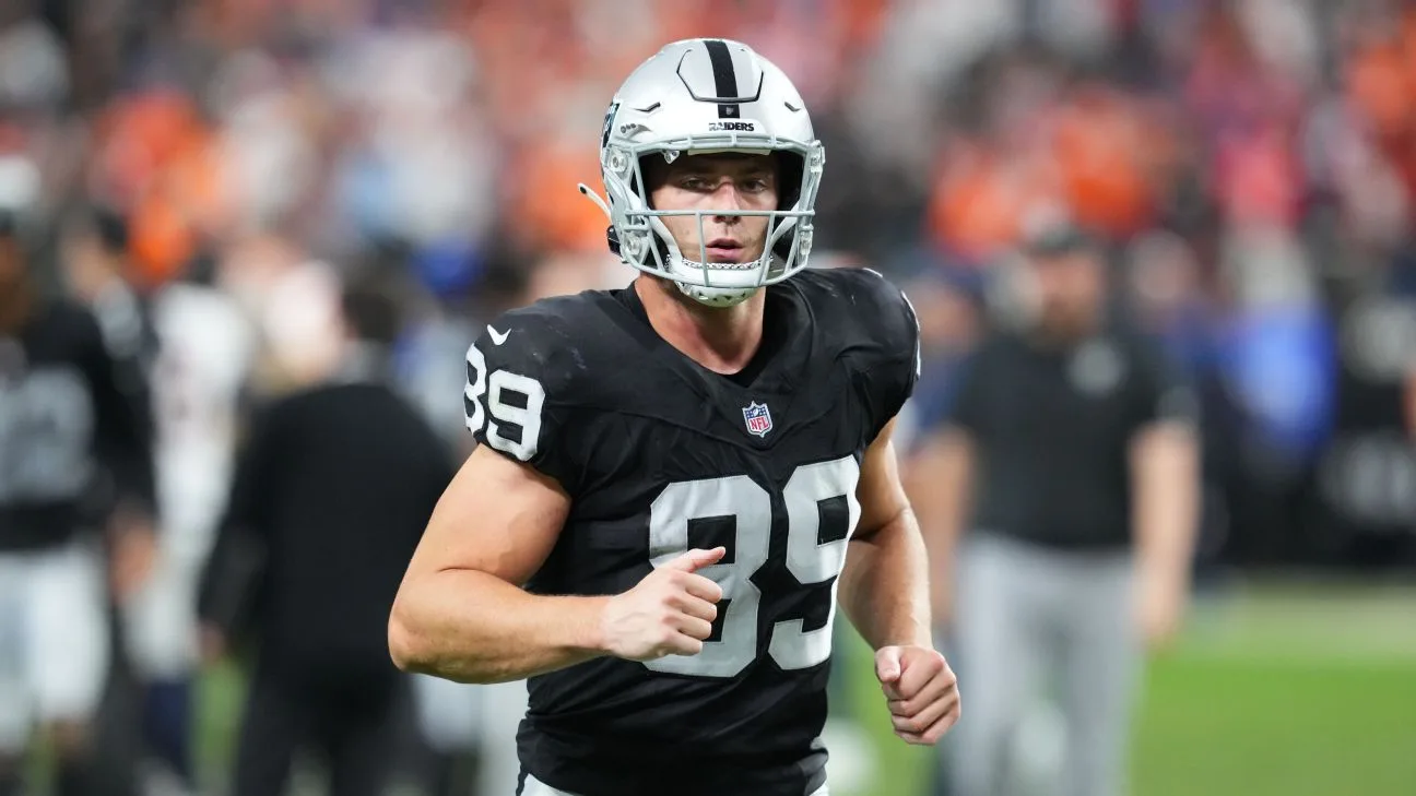 Sources: Raiders' Bowers has knee procedure, out 'a game or two'