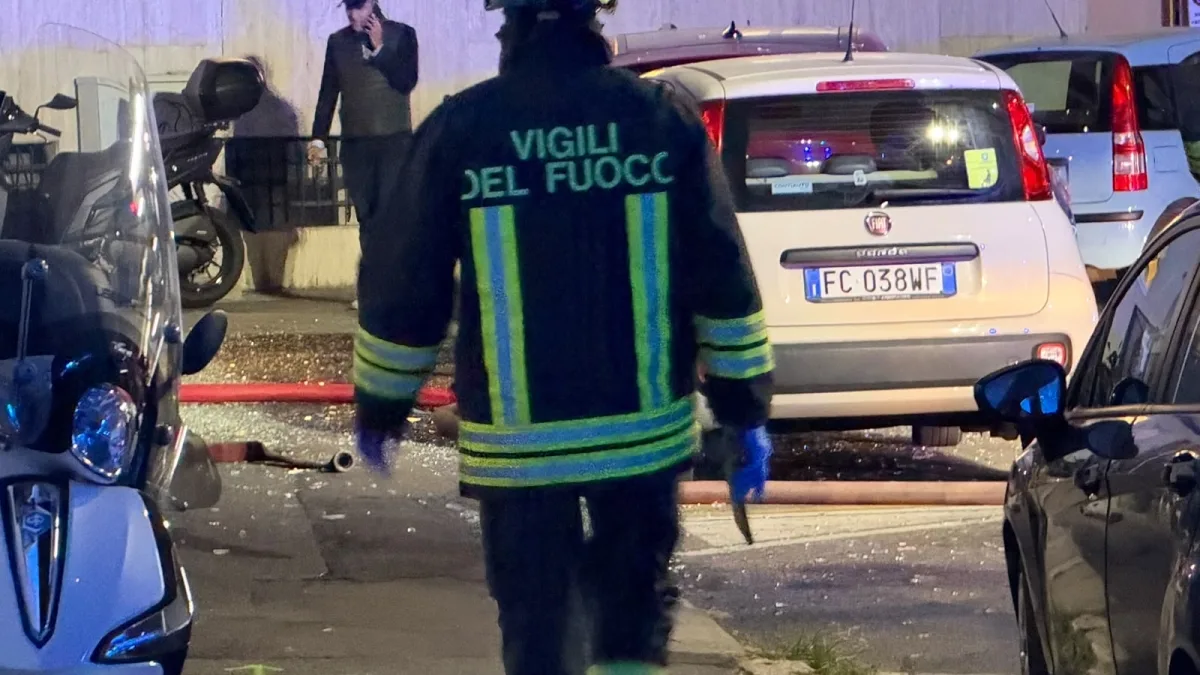 Forte esplosione a Bergamo: ci sono sette feriti, due gravi. «Un ragazzo uscito dalla palazzina correndo insanguinato»