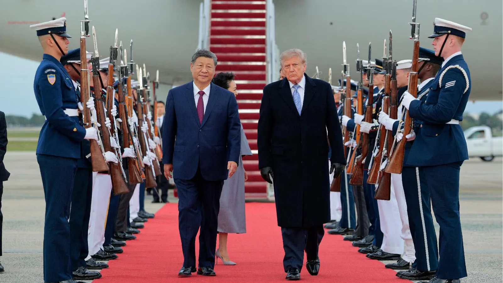 Trump accoglie Xi con cappotto e guanti (con 18 gradi): scoppia il giallo sul suo stato di salute