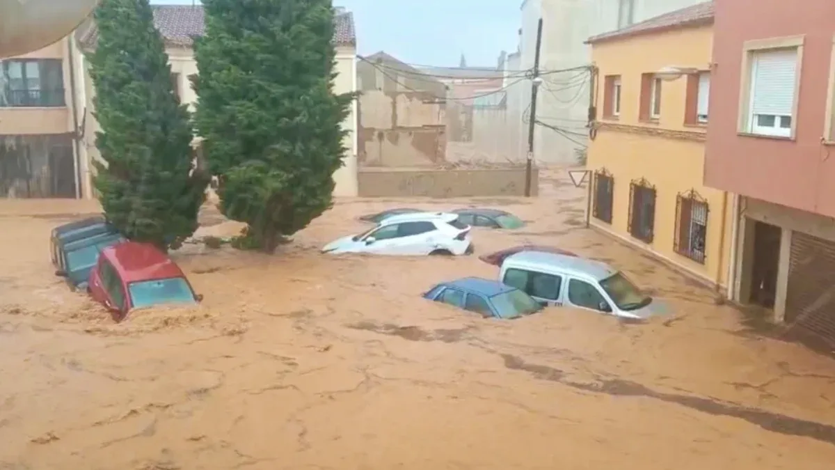 Alluvione in Spagna, le auto sommerse e trascinate dalla corrente