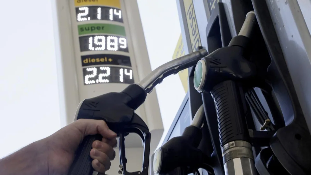 Benzina self-service oltre 2,10 euro, diesel a 2,21. Ma  i prezzi in Italia sono meglio della media Ue