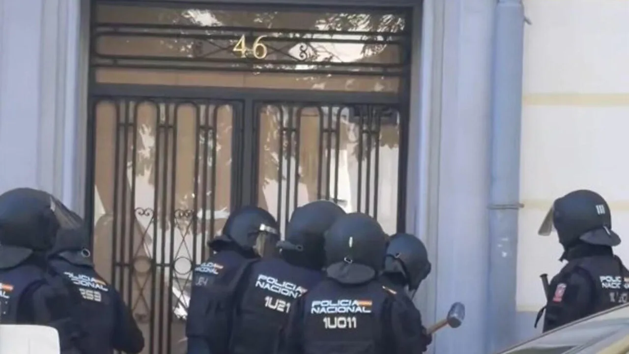 Sfrattata 87enne a Madrid fra le proteste di centinaia di persone