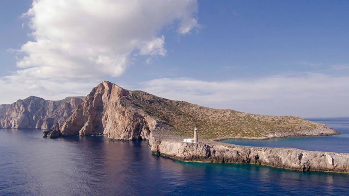 Smog padano e incendi: il Mediterraneo soffre. Cosa ci racconta la piccolissima isola di Antikythera