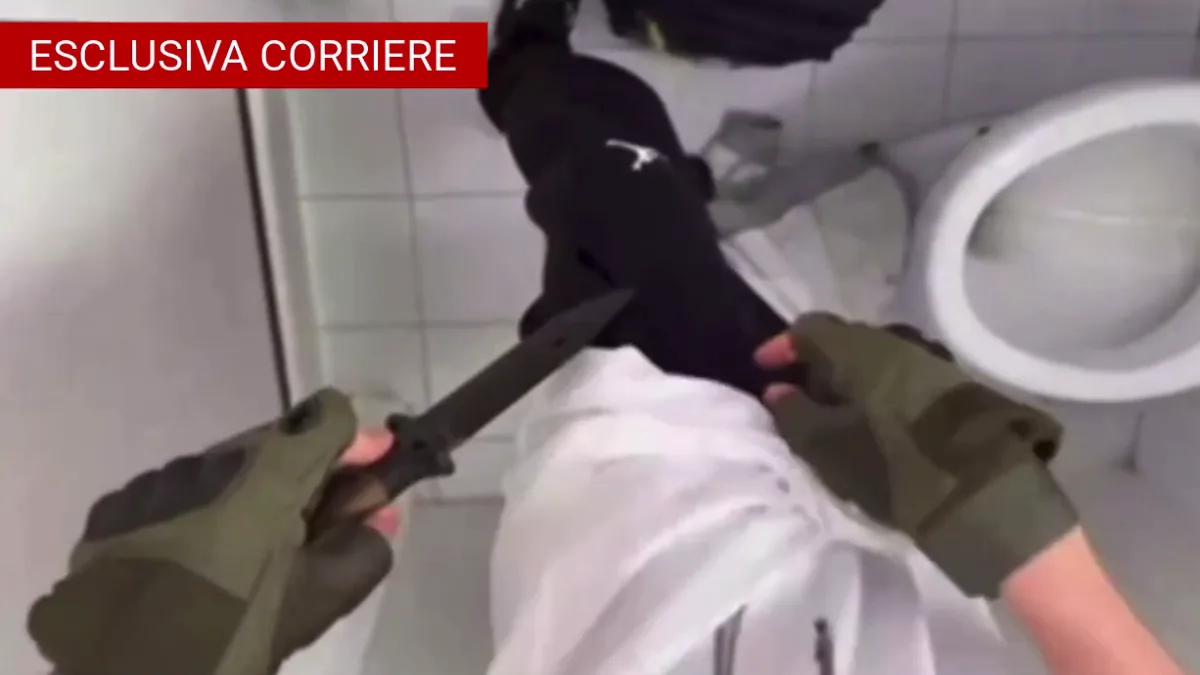Professoressa accoltellata a Roma, la preparazione del 13enne in bagno, poi l'aggressione in classe con il coltello: il video