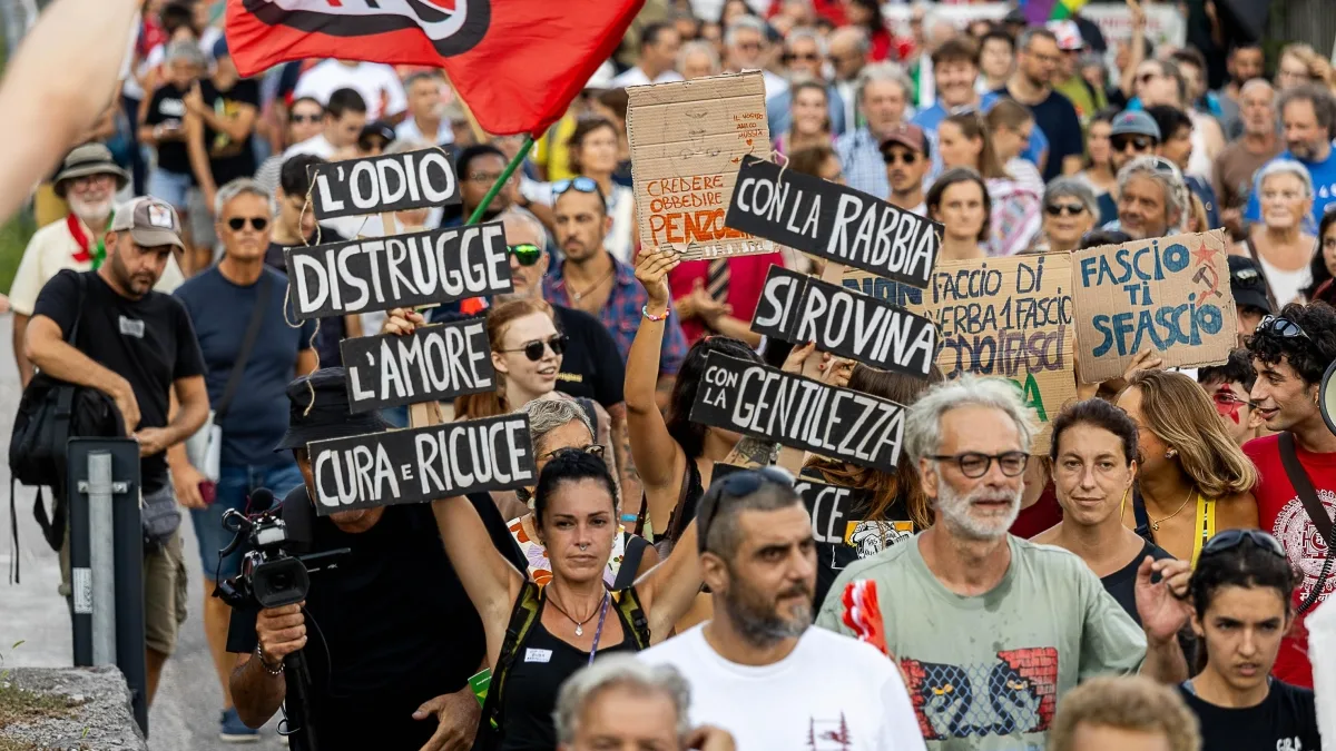Raduno neonazista a Pietramurata, più di mille alla manifestazione di protesta: «Siamo tutti antifascisti»
