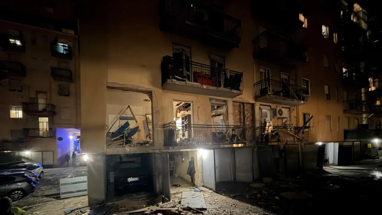 Esplosione nel centro di Bergamo per una fuga di gas, 8 feriti